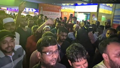 আদ্-দ্বীন হাসপাতালের লাইসেন্স বাতিলে বিক্ষোভ