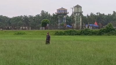 বিএসএফের পুশইনের পর বিজিবি বাধা দেয়। এরপর সীমান্তে আটকে পড়েন বৃদ্ধ ষষ্টি চন্দ্র বর্মন