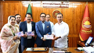 জাতীয় সংসদ সচিবালয়ে নিজ কার্যালয়ে ৫০ টাকা মূল্যমানের খাম-সম্বলিত স্যুভেনির শিট এবং ৫ টাকা মূল্যমানের ডাটা কার্ডও প্রকাশ করেন প্রধানমন্ত্রী