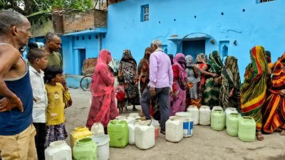উত্তর প্রদেশের মহোবা জেলার মুধারা গ্রাম বুন্দেলখণ্ডের শুষ্ক ও তৃষ্ণার্ত জনপদের এক রূঢ় বাস্তব চিত্র। ছবি: ইন্ডিয়া টুডে