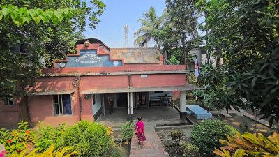 পোড়াদহ রেলওয়ে জংশনে ঢাকা থেকে রাজশাহীগামী আন্তঃনগর মধুমতি এক্সপ্রেস ট্রেনের ছাদ থেকে মরদেহটি উদ্ধার করা হয়