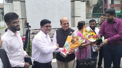 যশোরের বেনাপোলে পৌঁছার পর ভারতের নতুন হাইকমিশনারকে ফুল দিয়ে বরণ করেন কর্মকর্তারা