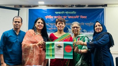 এভারেস্ট শিখরে উত্তোলিত জাতীয় পতাকা আনুষ্ঠানিকভাবে প্রত্যর্পণ করেন পর্বতারোহী নুরুননাহার নিম্নি। ছবি: বাংলা ট্রিবিউন