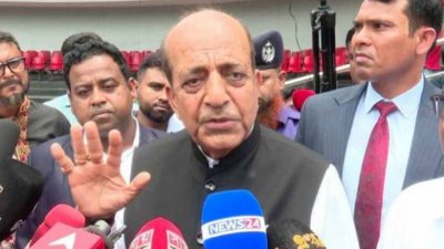 শুক্রবার দুপুরে বেনাপোল স্থলবন্দর ইমিগ্রেশন চেকপোস্ট দিয়ে নবনিযুক্ত ভারতের হাইকমিশনার দীনেশ ত্রিবেদী বাংলাদেশে আসেন এবং সাংবাদিকদের সঙ্গে কথা বলেন