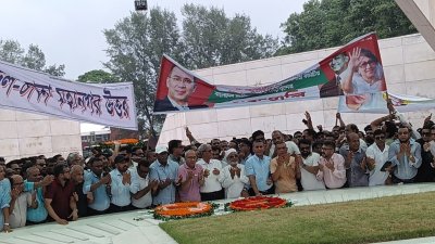 স্থানীয় সরকার মন্ত্রী মির্জা ফখরুল ইসলাম আলমগীরের নেতৃত্বে জিয়ার সমাধিতে শ্রদ্ধা নিবেদন করে যুবদলের নবগঠিত কমিটি। ছবি: বাংলা ট্রিবিউন
