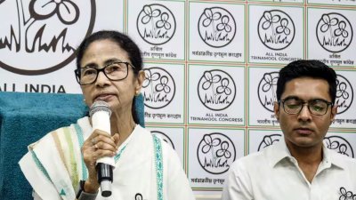 তৃণমূল প্রধান মমতা বন্দ্যোপাধ্যায় ও অভিষেক বন্দ্যোপাধ্যায়। ছবি: আইএএনএস