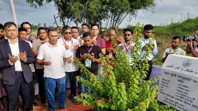 চট্টগ্রামে শহীদ মো. ওয়াসিমের কবর জিয়ারত করেন প্রধানমন্ত্রী তারেক রহমান