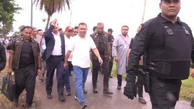 খাল খনন উদ্বোধন শেষে সমাবেশ ম্নচের দিকে যাচ্ছেন প্রধানমন্ত্রী তারেক রহমান