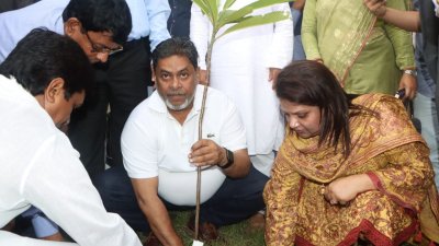 বৃক্ষরোপণ করেন ঢাকার জেলা প্রশাসক ফরিদা খানম। ছবি: বাংলা ট্রিবিউন