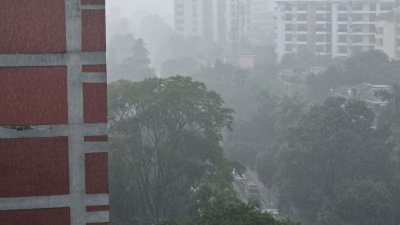 রাজধানীতে মুষলধারে বৃষ্টি। ছবি: নাসিরুল ইসলাম