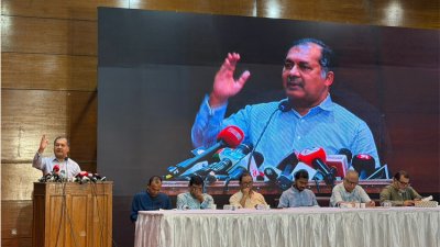 কথা বলছেন তথ্য ও সম্প্রচারমন্ত্রী জহির উদ্দিন স্বপন (ছবি: বাসস)