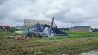 ভারতের আসাম রাজ্যের যোরহাটে বিমান বাহিনীর একটি উড়োজাহাজ বিধ্বস্ত হয়েছে। ছবি: ইন্ডিয়া টুডে