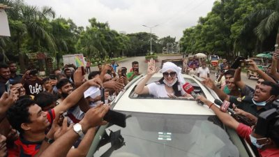 জেল থেকে বেরিয়ে আসার পর মুহূর্তে পরীমণি