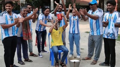 দুধ দিয়ে গোসল করে ব্রাজিলের সমর্থন ছাড়লেন ভক্ত