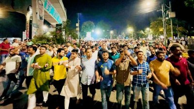 ছাত্রদলের নেতাকর্মীরা বিক্ষোভ মিছিল নিয়ে ঢাকা বিশ্ববিদ্যালয় এলাকায় কেন্দ্রীয় ছাত্রদলের কর্মসূচিতে অংশ নেয়