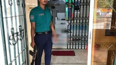 মসজিদের গেটে পুলিশের অবস্থান