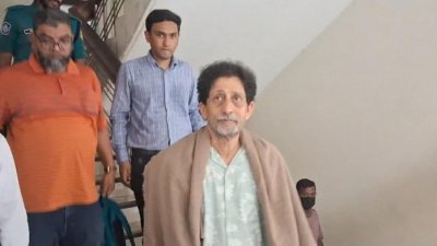 আদালত প্রাঙ্গনে অর্থনীতিবিদ অধ্যাপক ড. আবুল বারকাত। ফাইল ছবি