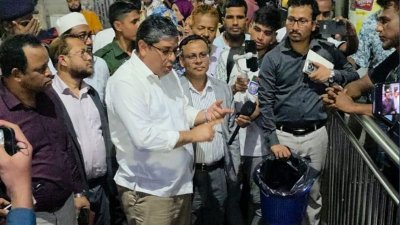 শাহবাগ এলাকায় এলজিআরডি প্রতিমন্ত্রীর ‘ক্লিন-আপ ড্রাইভ’ (ছবি: সংগৃহীত)
