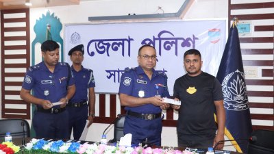 সাতক্ষীরায় হারিয়ে যাওয়া ২৪টি মোবাইল ফোন ও বিকাশের মাধ্যমে প্রতারিত হওয়া ৩৮ হাজার টাকা প্রকৃত মালিকদের হাতে তুলে দেওয়া হয়েছে