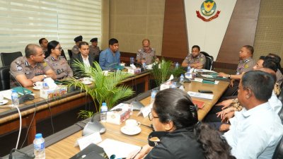 নিরাপত্তা, আইন-শৃঙ্খলা ও ট্রাফিক ব্যবস্থাপনা সংক্রান্ত সমন্বয় সভায় উপস্থিত ডিএমপির ঊর্ধ্বতন কর্মকর্তারা। ছবি: বাংলা ট্রিবিউন