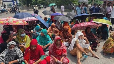 বকেয়া বেতনের দাবিতে মহাখালী-তেজগাঁও সড়কে পোশাক শ্রমিকদের অবরোধ (সংগৃহীত ছবি)