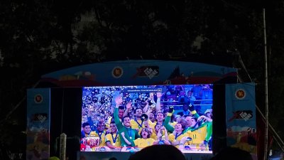 টিএসসিতে প্রতিদিনই জড়ো হচ্ছেন শিক্ষার্থীসহ বিভিন্ন শ্রেণি-পেশার মানুষ (ছবি: নাসিরুল ইসলাম)