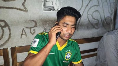 এআই দিয়ে আর্জেন্টিনার সমর্থক ছাত্রদল নেতা অহিদুর রহমানের গায়ে ব্রাজিলের জার্সি পরিয়ে ছাড়া হয়েছে ফেসবুকে