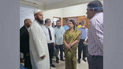 রাজধানীর দুই রাজস্ব সার্কেল পরিদর্শন করেন ঢাকার জেলা প্রশাসক ফরিদা খানম। ছবি: বাংলা ট্রিবিউন