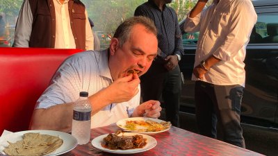 রাজশাহীর ঐতিহ্যবাহী কালাই রুটি খেয়ে প্রশংসা করেছেন বাংলাদেশে নিযুক্ত যুক্তরাষ্ট্রের রাষ্ট্রদূত ব্রেন্ট টি. ক্রিস্টেনসেন