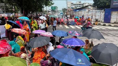 বেতন-ভাতার দাবিতে তেজগাঁওয়ে সড়ক অবরোধ