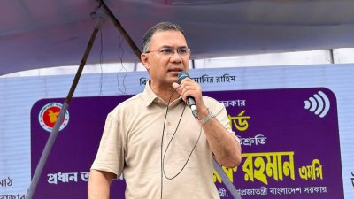 বুধবার দুপুরে মৌলভীবাজারের শ্রীমঙ্গল ভিক্টোরিয়া কলেজ মাঠে ফ্যামিলি কার্ড বিতরণের উদ্বোধন শেষে জনসবায় বক্তব্য দেন প্রধানমন্ত্রী তারেক রহমান