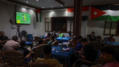 গাজা সিটির একটি ক্যাফেতে ফিলিস্তিনি ফুটবল ভক্তরা ২০২৬ বিশ্বকাপের ম্যাচ দেখছেন। ছবি: সংগৃহীত