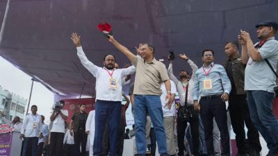 বুধবার দুপুরে মৌলভীবাজারের শ্রীমঙ্গল ভিক্টোরিয়া কলেজ মাঠে ফ্যামিলি কার্ড বিতরণের উদ্বোধন শেষে বক্তব্য দেন প্রধানমন্ত্রী তারেক রহমান