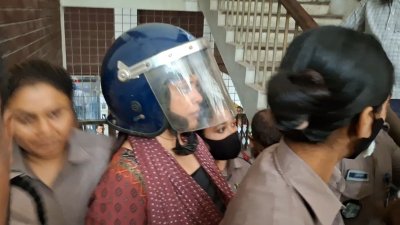 আদালত প্রাঙ্গনে সংরক্ষিত নারী আসনের সাবেক সংসদ সদস্য সাবিনা আক্তার তুহিন। ছবি: বাংলা ট্রিবিউন