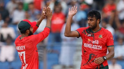 অভিষেকে দুটি উইকেট নেন আব্দুল গাফ্ফার সাকলাইন।