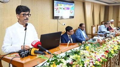 কথা বলছেন মৎস্য ও প্রাণিসম্পদমন্ত্রী মোহাম্মদ আমিন উর রশিদ