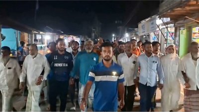 শরীয়তপুরের সদর উপজেলায় গ্রেফতার এক আওয়ামী লীগ নেতার মুক্তির দাবিতে বিক্ষোভ মিছিল করেছেন বিএনপি নেতাকর্মীরা