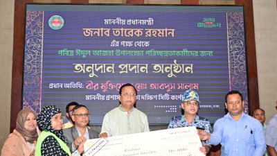 পরিচ্ছন্নতাকর্মীদের হাতে প্রধানমন্ত্রীর অনুদানের চেক তুলে দেন ডিএসসিসির প্রশাসক মো. আবদুস সালাম
