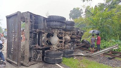 কুড়িগ্রামে রেললাইনে বালুভর্তি ট্রাক উলটে গেছে