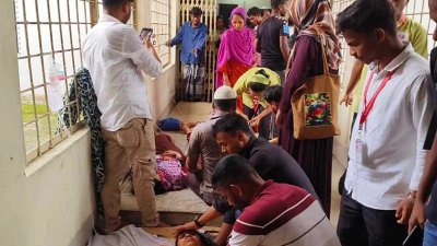 অসুস্থ শ্রমিকদের কালিয়াকৈর উপজেলা স্বাস্থ্য কমপ্লেক্সসহ আশপাশের বিভিন্ন হাসপাতাল ও ক্লিনিকে ভর্তি করা হয়েছে
