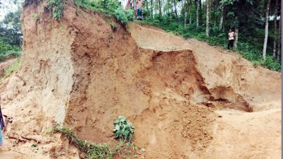 চট্টগ্রামের মীরসরাইয়ে পাহাড় কাটার সময় মাটিচাপা পড়ে এক কিশোর মারা যায়। ছবি: বাংলা ট্রিবিউন