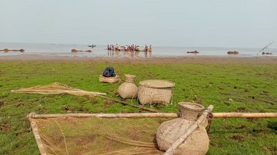 হাওরে ধরছিলেন মাছ, বজ্রাঘাতে একসঙ্গে ৩ জনের মৃত্যু