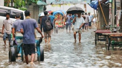 বৃষ্টির পর আবারও পানির নিচে হোসেনী দালান সড়ক।