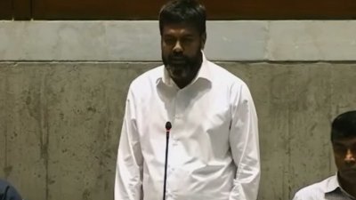 সংসদে কথা বলেন ফেনী-১ আসনের সংসদ সদস্য রফিকুল আলম মজনু