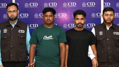 সিআইডির হাতে গ্রেফতার হওয়া দুই প্রতারক। ছবি: সংগৃহীত