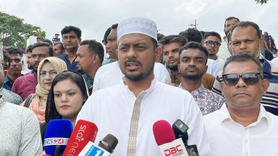 বাগেরহাটে সাংবাদিকদের সঙ্গে কথা বলেন নাসীরুদ্দীন পাটওয়ারী