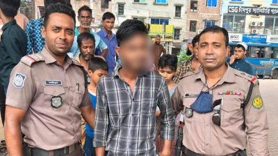 পুলিশের হাতে আটক যুবক
