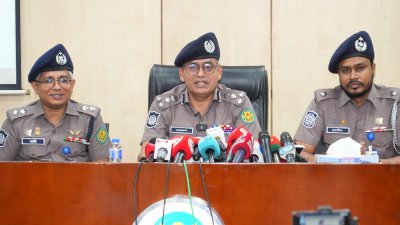 ডিএমপির সংবাদ সম্মেলনে কথা বলেন অতিরিক্ত কমিশনার (ক্রাইম অ্যান্ড অপারেশনস) এস এন নজরুল ইসলাম