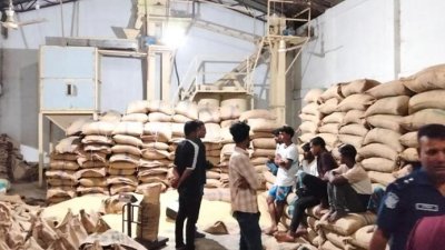 খাদ্যবান্ধব কর্মসূচির ৩৩ টন সরকারি চাল জব্দ করেছে পুলিশ