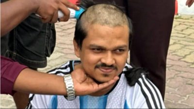 মাথা ন্যাড়া করতে হলো আর্জেন্টিনার সমর্থককে